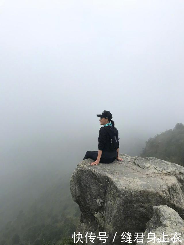52岁刘嘉玲素颜登山,稳坐悬崖超大胆,网友调侃