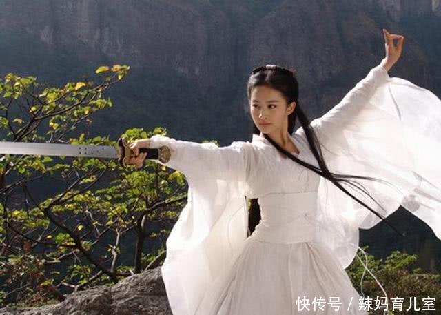 刘亦菲十年前无实物表演曝光,王思聪欠她一句