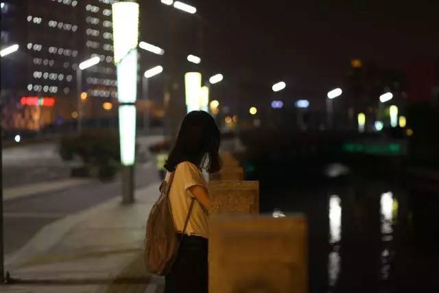 有时也会孤独和沉闷.一个人走在空旷的街道上,夜晚的风很凉爽.
