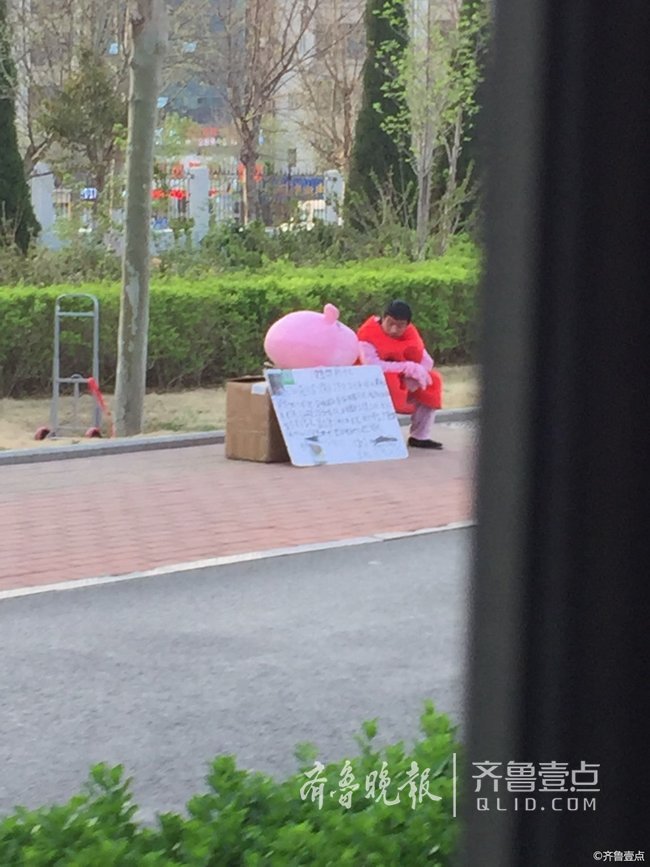 情报站|咋回事?济南街头男子扮成\"小猪佩奇\"求助