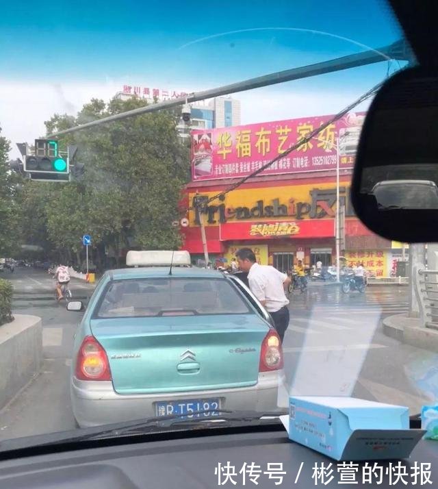 淅川老街桥头十字路口豫RT5182出租车绿灯停车下人