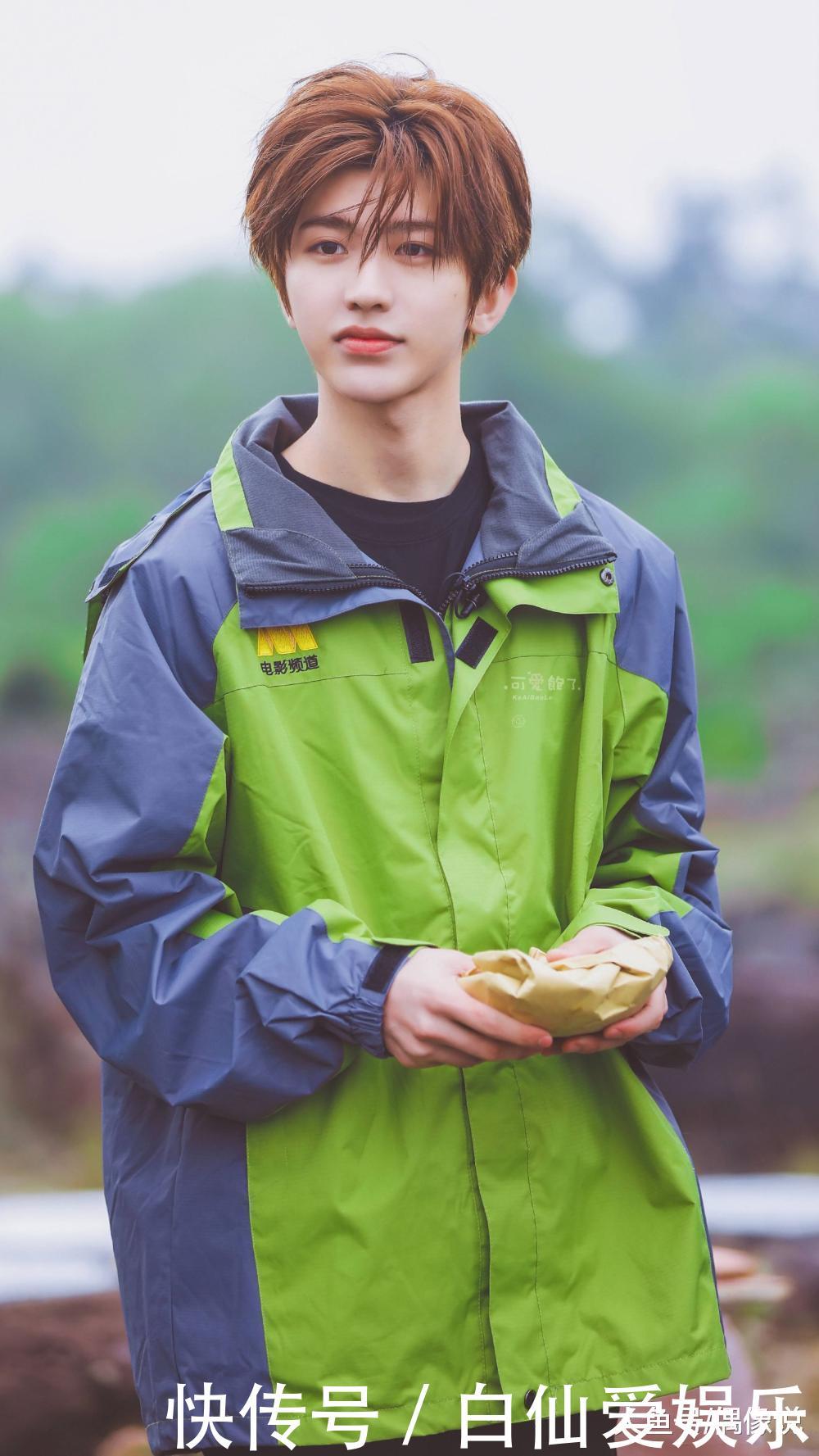 蔡徐坤空降超话签到,粉丝们觉得他看到头像时