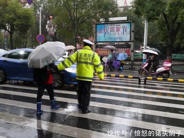 「暖新闻・江西2018」泰和交警大雨天手牵学