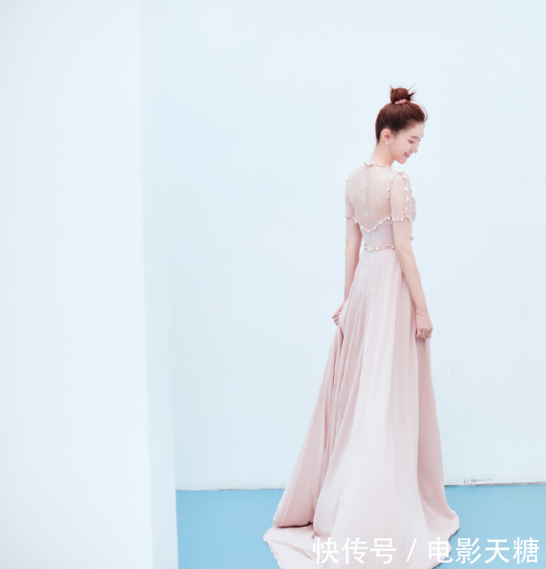 女生裙子太短有什么危害 t01a74ef9d5655533f3.jpg