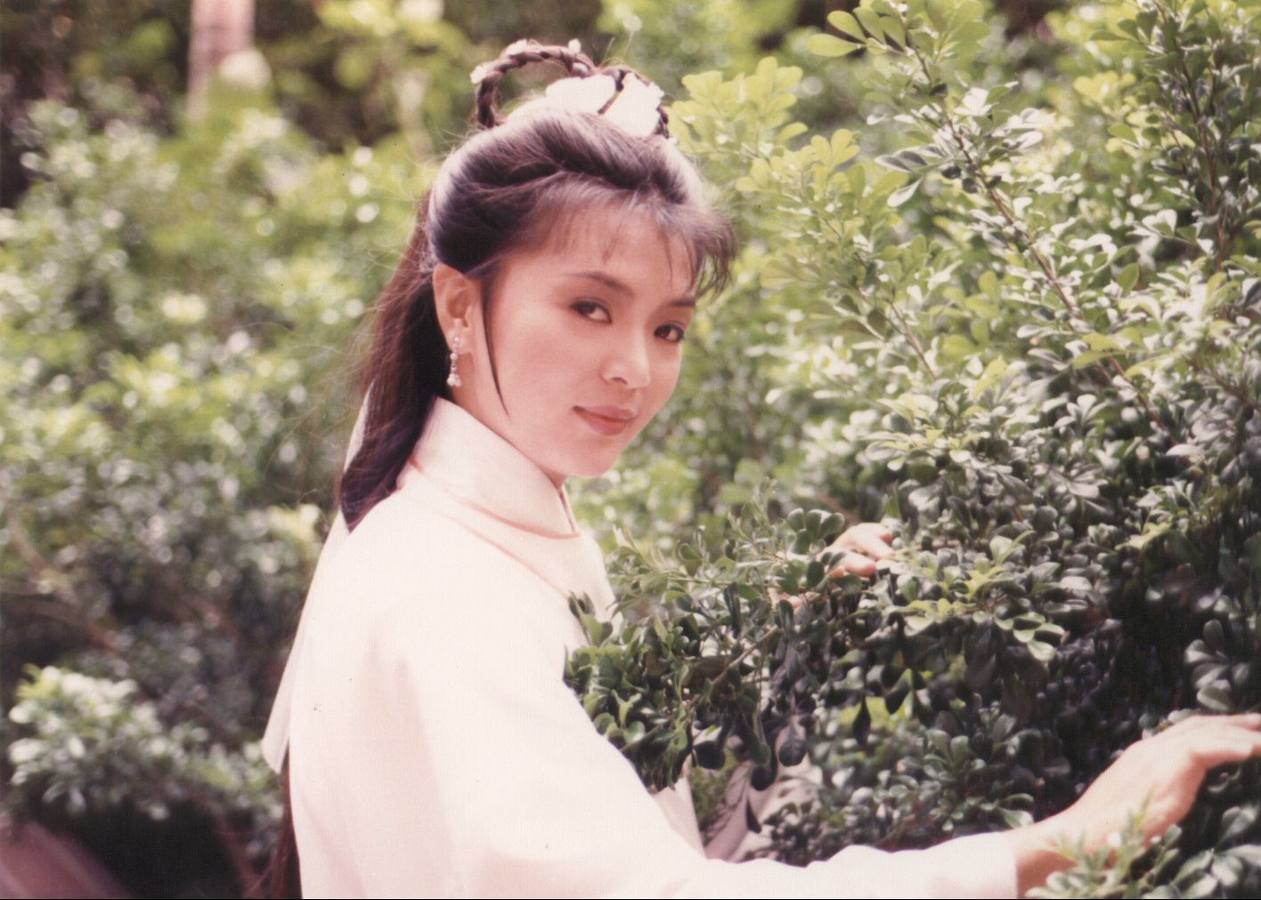 周润发为她自杀，刘德华被她拒绝，经历一段婚姻和一段同性恋情后她至今单身