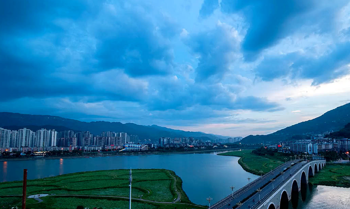 重庆最大的区,比深圳加香港都要大,离市中心有