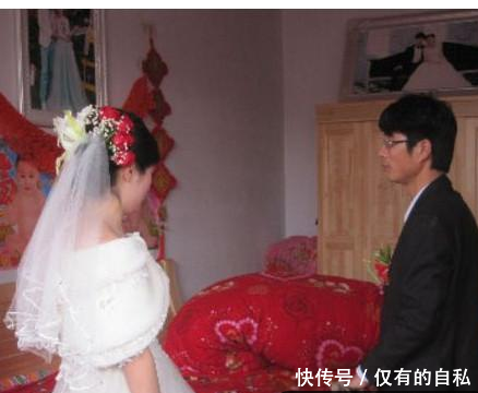 丈夫瘫痪在床,打工妻子常年不回家,婆婆偷偷找过去看见愣了