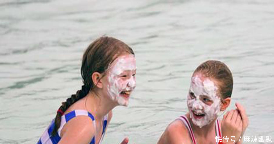 冰岛温泉，被众多美女占领，竟往脸上涂泥浆场面太费解!