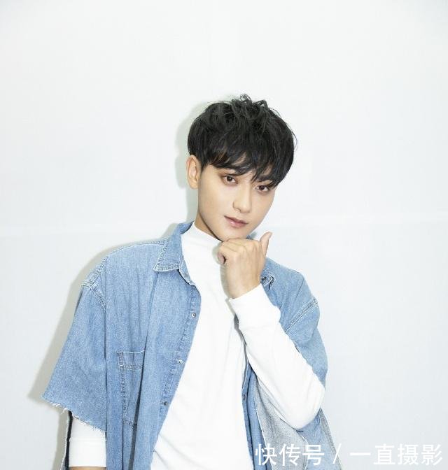 黄子韬穿破洞裤就算了,还把牛仔外套衣袖剪一