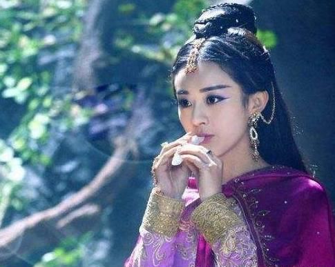 古装女主必备披风:赵丽颖可爱,杨幂惊艳,热巴凄