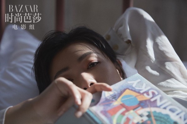 别人看综艺是为了笑，她却在模仿小朋友哭，这个万茜有点儿不一样