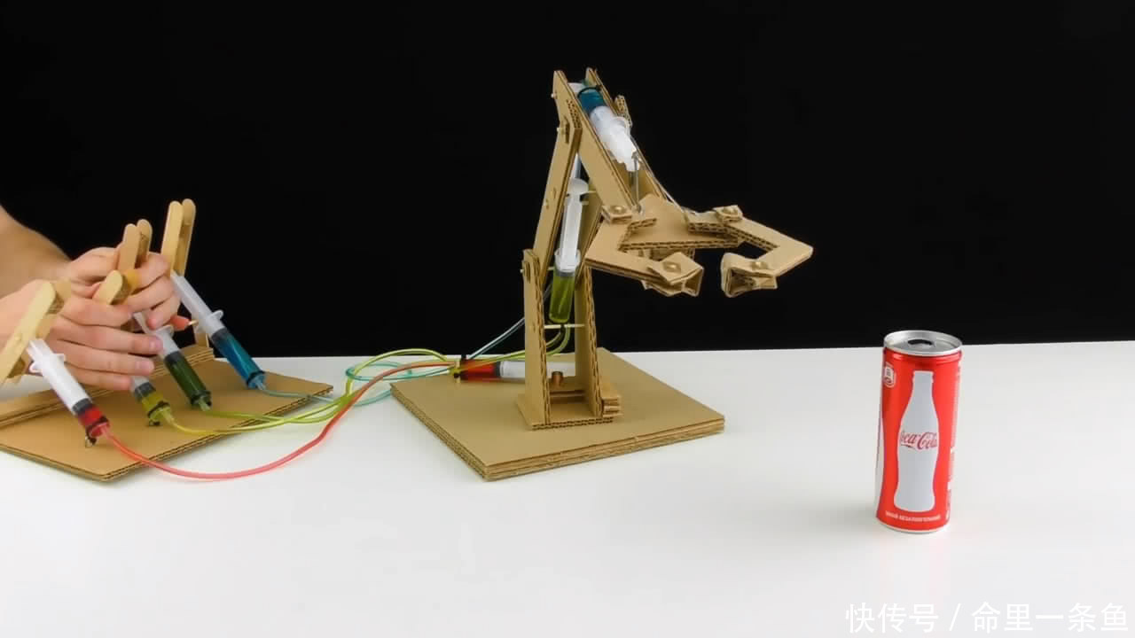 国外小伙用纸板自制液压机械臂,操作简洁方便
