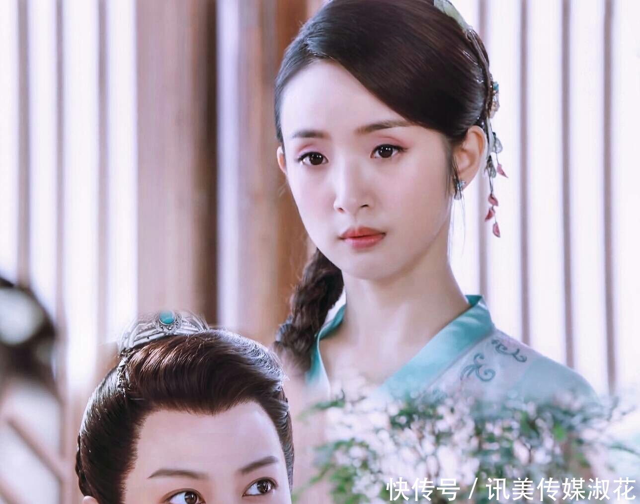 外貌酷似任嘉伦,在《小女花不弃》中女扮男装
