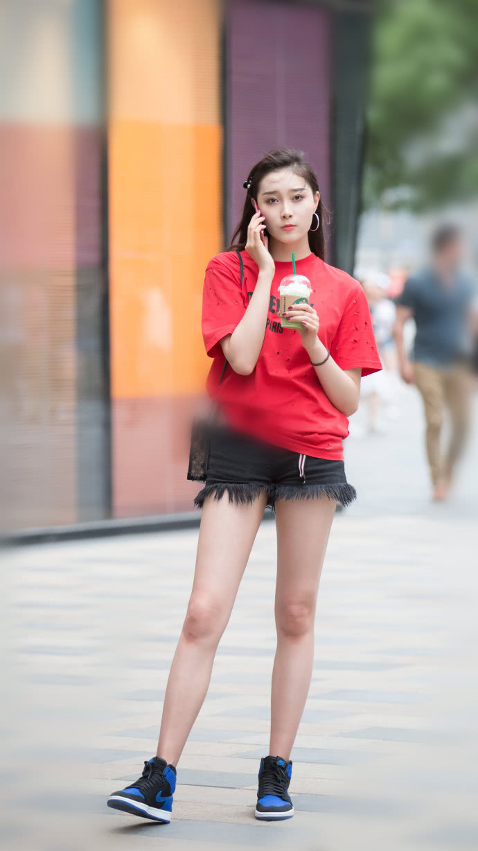 路人街拍:小姐姐们的穿衣打扮各显特色,彰显出时尚的多样化!