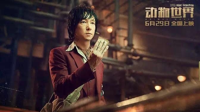 此时,张景坤只有一条出路:跟郑开司PK,打掉手中的石头。 郑开司team出路有两条: 1、因为手牌是66张双数,可以内部消化,但需要花天价购买4颗星。 2、赢张景坤,星星总数达到10颗,但卡牌成单数,必须有一人进入小黑屋。 郑开司为了逞英雄+省钱,编剧为了反转,果断选择了后一种。 就这样高潮华丽丽开始了! 张景坤用5颗星+N句对不起+N个耳光换来了一条命。 郑开司选择信自己的道,把十颗星都给了同伴,自己进入小黑屋。 【第五阶段:小黑屋斗智斗勇】 最考验人性的时刻到了! 此时,李军和小胖多出4颗星,不仅可