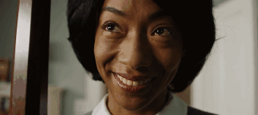 除了对话外,女佣还有一个很诡异的笑容: 她笑着流泪.