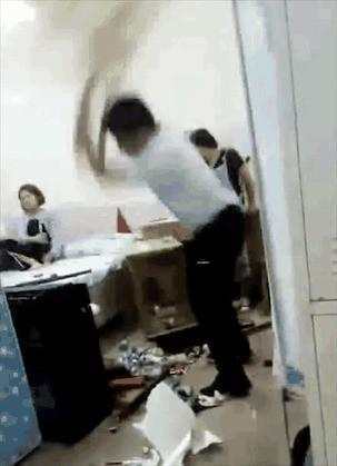 男校长酒后冲进女教师宿舍,一顿打砸!教育局: