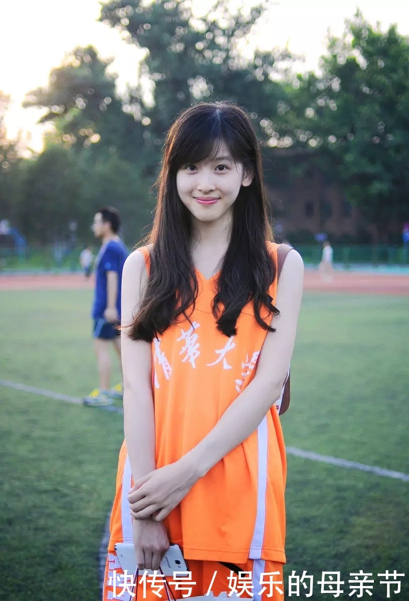 奶茶妹妹的5张相片,刘强东看了不得不爱