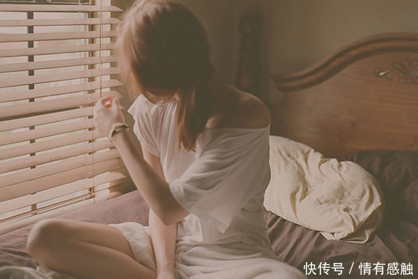 娘家回来看到老公在玩游戏,我从背后亲了下他,他说三字,我傻了