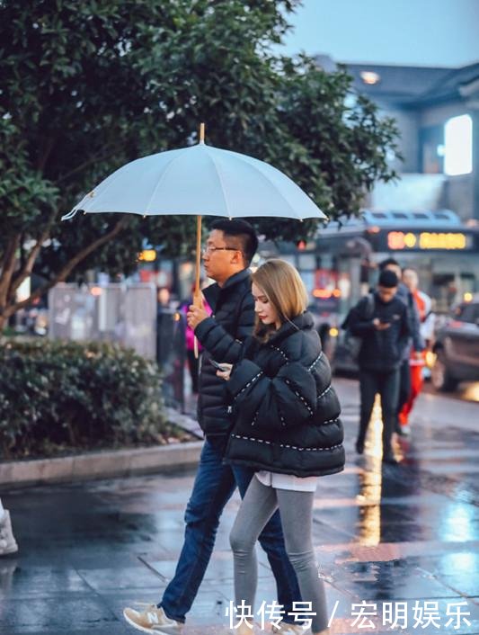 街拍北京三里屯逛街的时尚姑娘,姣好的身材走