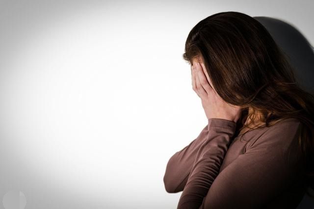 端午节拎着粽子回娘家,我妈却堵门外不让进,踹