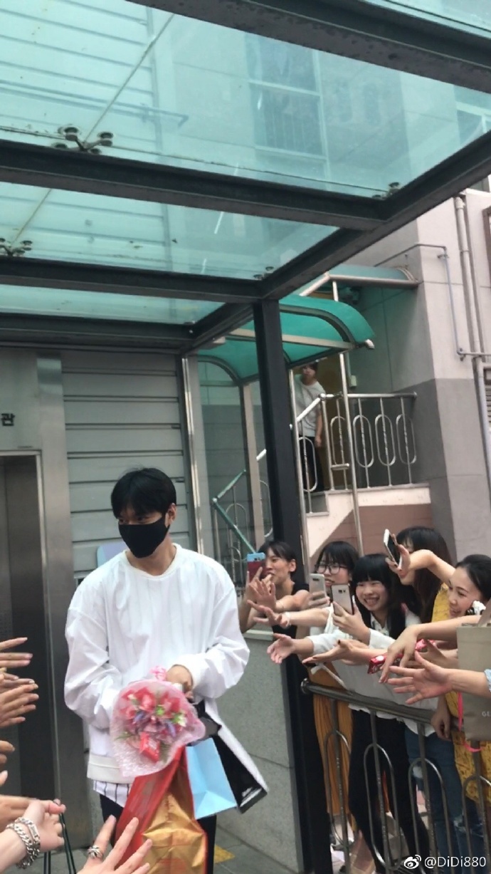 [李敏镐][新闻]170620 小兵生日临近 礼物爆仓 两手根本拿不完