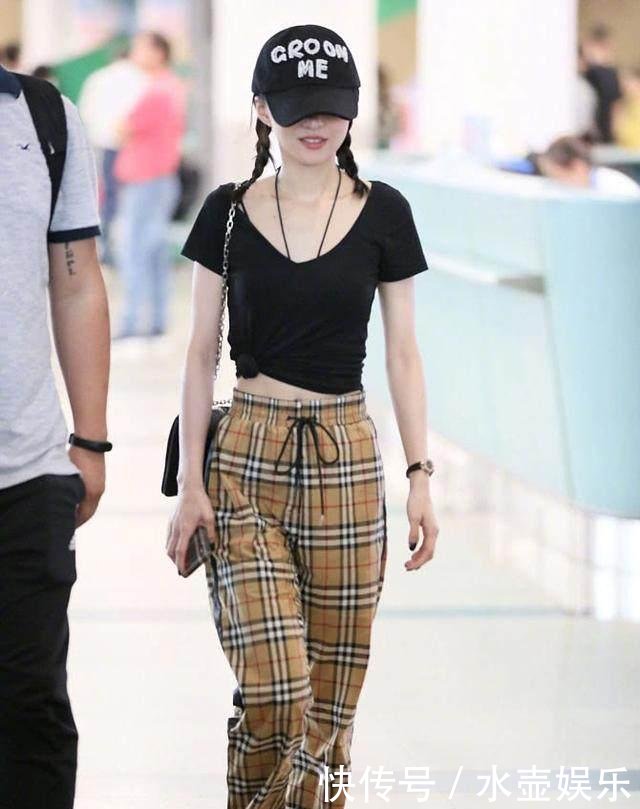27岁金晨与36岁张韶涵,同穿格子阔腿裤,居然看