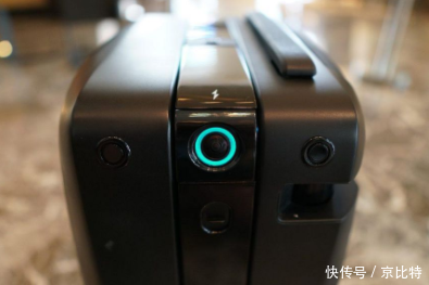 快乐的人工智能:能像小狗一样跟着主人跑的行李箱