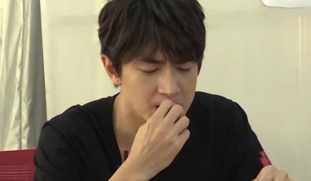 林更新快本后台吃虾,方式遭吐槽,林狗:我花钱买