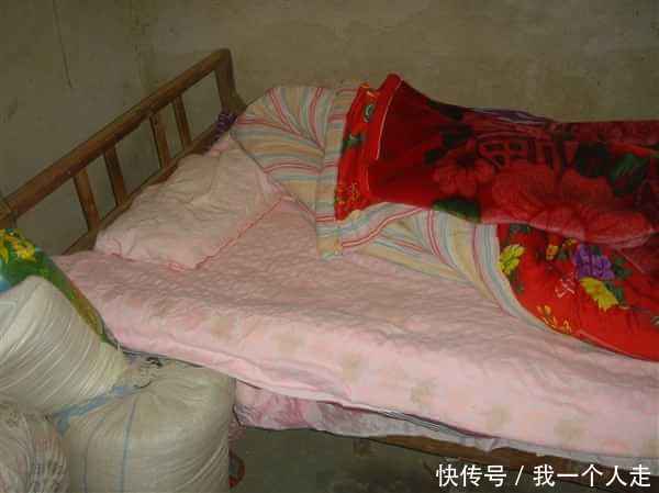 媳妇晚上梦到去世婆婆,婆婆叫她换张床,移开床