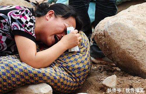 1岁宝宝光脚不穿鞋, 妈妈给他鹅宝宝穿完鞋后