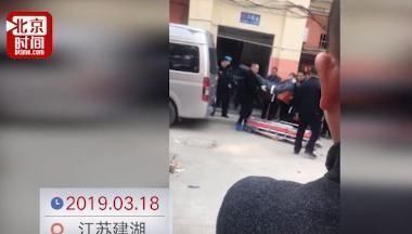 江苏13岁男孩砍死母亲 警方:因其母管教严格发