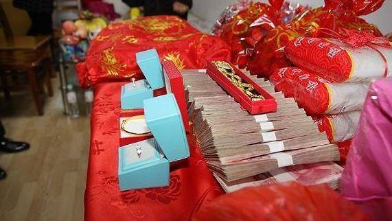 和女友准备结婚，岳母开口要30万礼金，两年后我庆幸自己没娶她