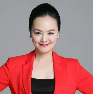 她是最会唱歌的央视女主持，李咏爆料她曾被高晓松和冯小刚爱慕