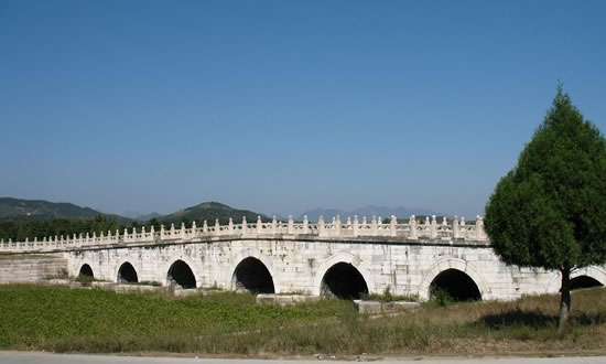 五音桥,位于河北省遵化县清东陵顺治帝孝陵神道上,此桥两侧装有方解石