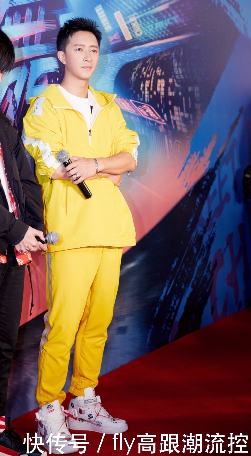 韩庚换个外套,看起来就像高中生,不就是谈个恋