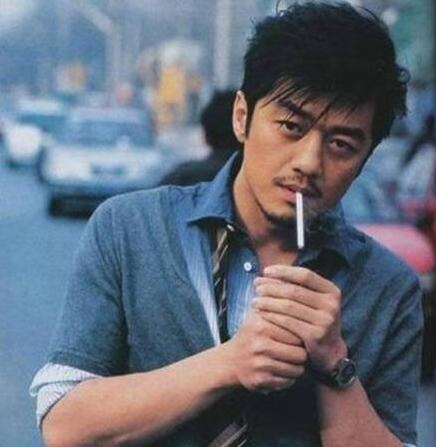 娱乐圈爱好抽烟的明星,胡军造型似老头,刘烨竟