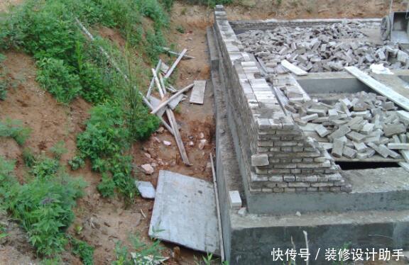 地基砸6万后悔!农村人建房是面子工程,钱花在