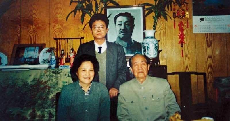 记是贺老总的前妻,女儿嫁省委书记,61岁当女少将