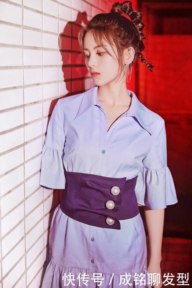 杨超越麻花辫造型超可爱,锦鲤女孩新造型太养眼,显少女俏皮活力 10bet在线娱乐百家乐
