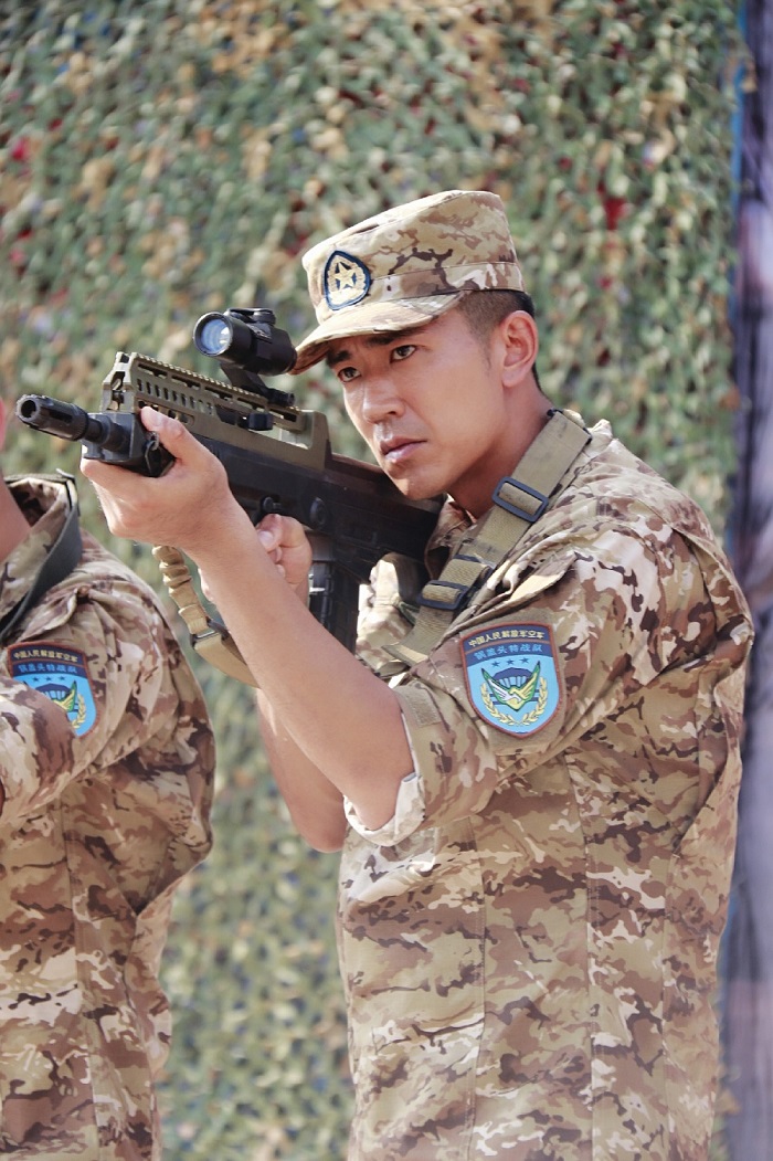 空降兵电视剧《伞兵魂》举办发布会 李岷城迷