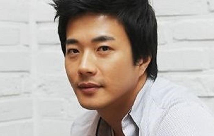 他长相酷似罗晋,因演《天国的阶梯》成名,如今