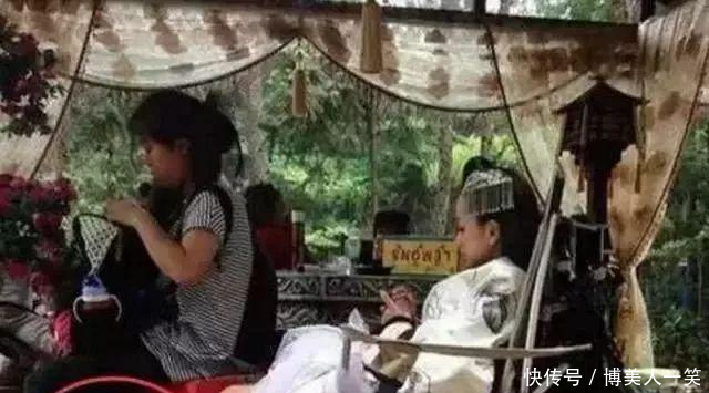 拍戏时身高不够怎么办 沈月站木板, 任嘉伦垫石