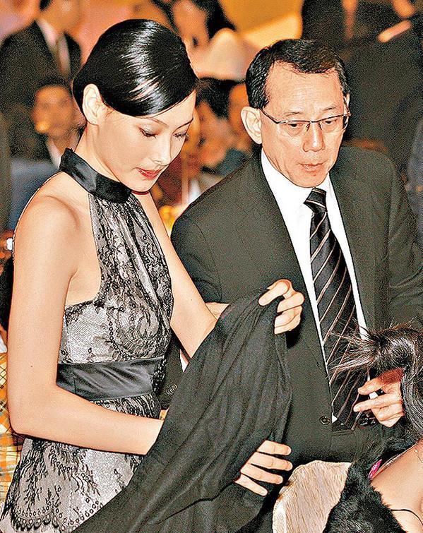 梁洛施12岁逃学吸烟,21岁成未婚妈妈,23岁坐拥上亿身家,狗血剧都不如她人生的一半精彩!