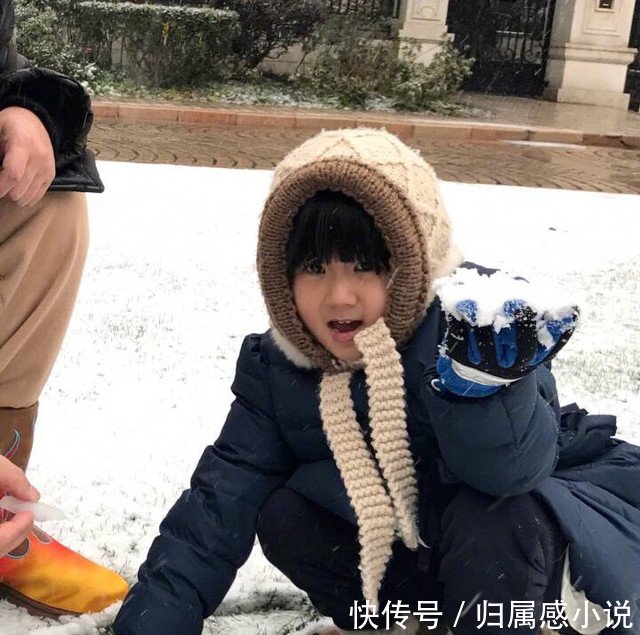 上海下雪了,陆毅带着贝儿和妹妹在小区玩雪,两