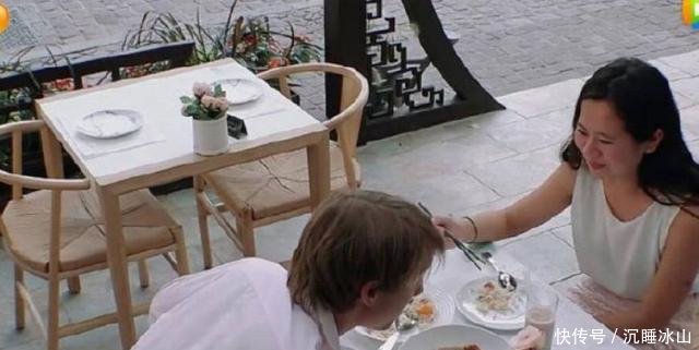 中餐厅香菇鸡忘放香菇,炒青菜忘放盐,而赵薇一