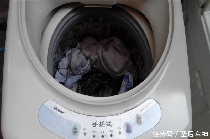 洗衣机洗衣服时,往里扔两粒它,衣服柔顺无异