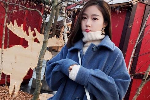 冬日流行的雾霾蓝大衣,搭配这5种颜色的包包,