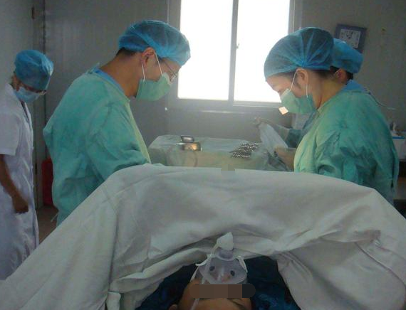 24岁孕妇分娩忽然大出血,被迫说出事实真相后,老公怒斥:离婚!