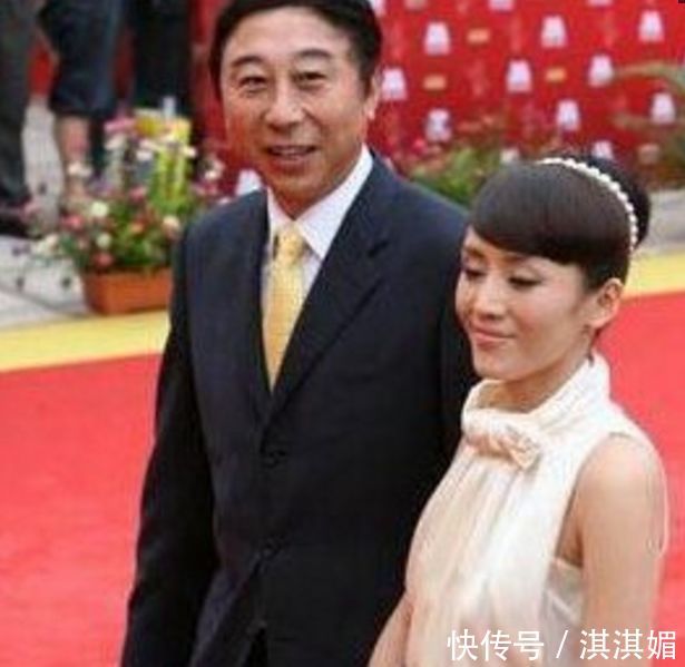 59岁的冯巩妻子旧照曝光,原来冯巩要面对这样